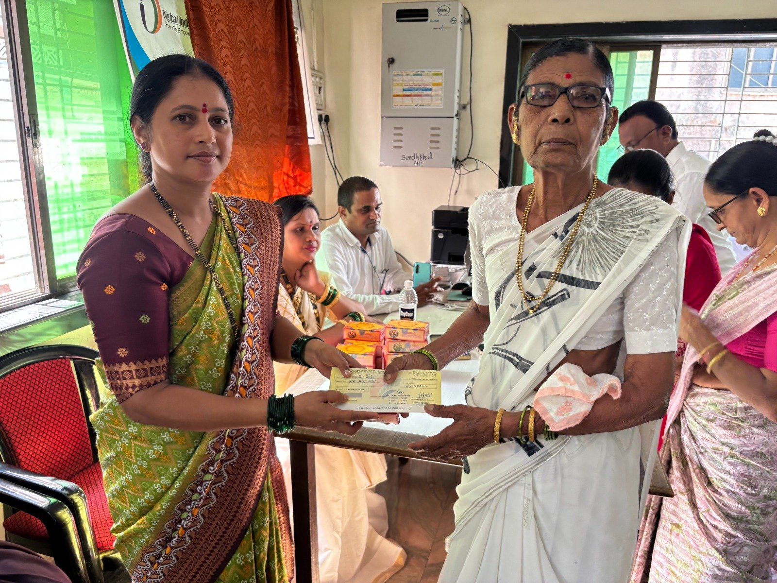 महिला बचत गट सदस्यांना धनादेश वितरण